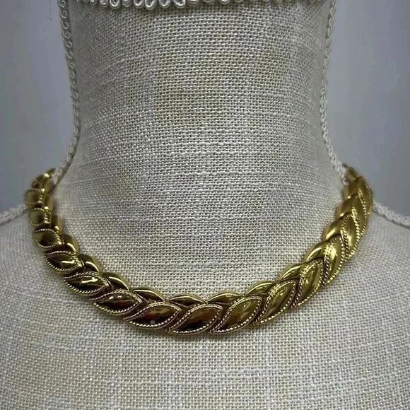 Vintage Monet Gold Tone Reef Choker Necklace - Picture 1 of 8